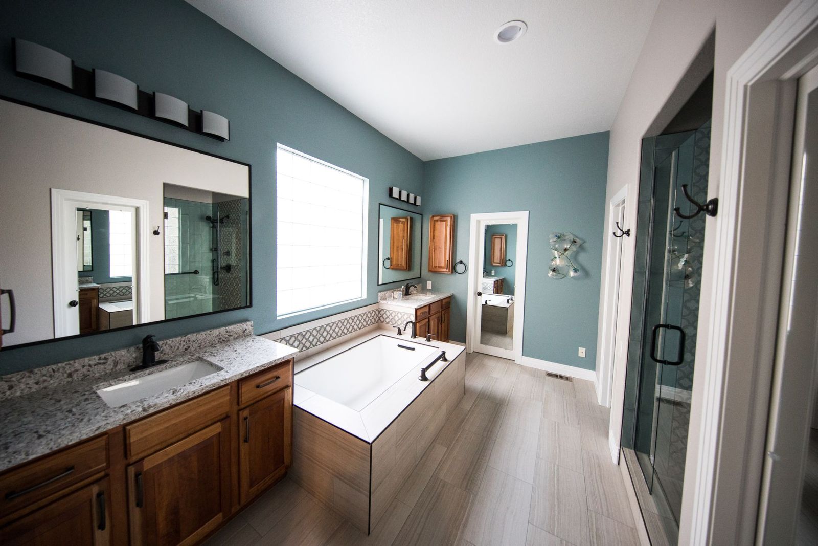 Tiled bathtub surround