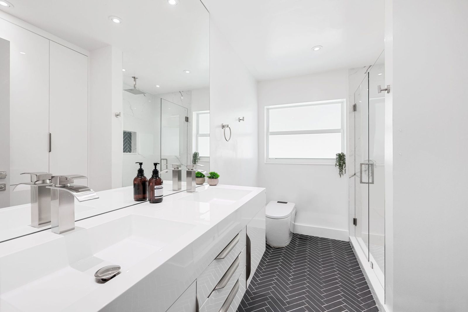 Fully remodelled white bathroom